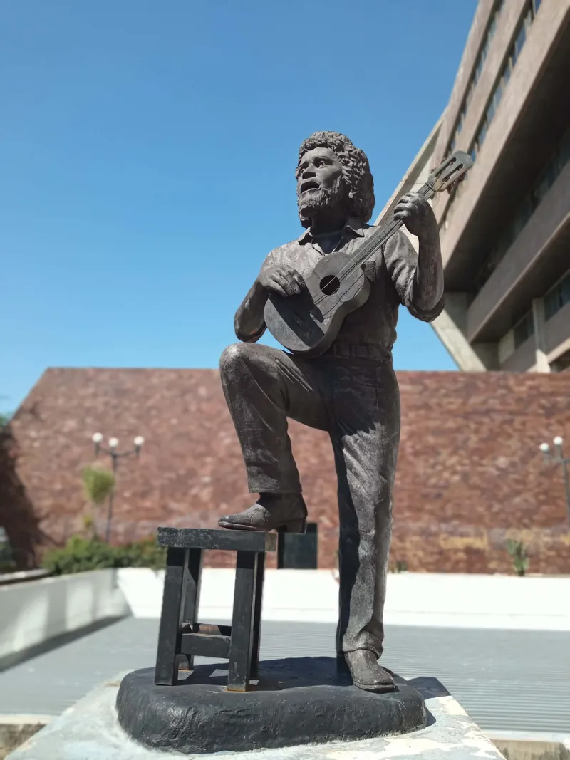 Estatua de Alí Primera en los espacios de la Gobernación del estado Aragua en la ciudad de Maracay, Venezuela