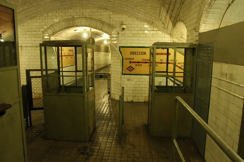 Estación de Chamberí, conducto al metro