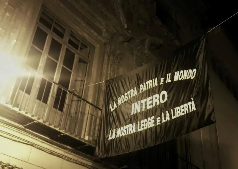 Mi patria es el mundo entero, mi ley la libertad. Bandera anarquista.