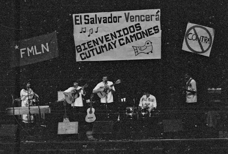El conjunto Cutumay Camones, miembros del FMLN, con los que colaboró Alí Primera,tocando en Cleveland, Ohio EEUU en 1987